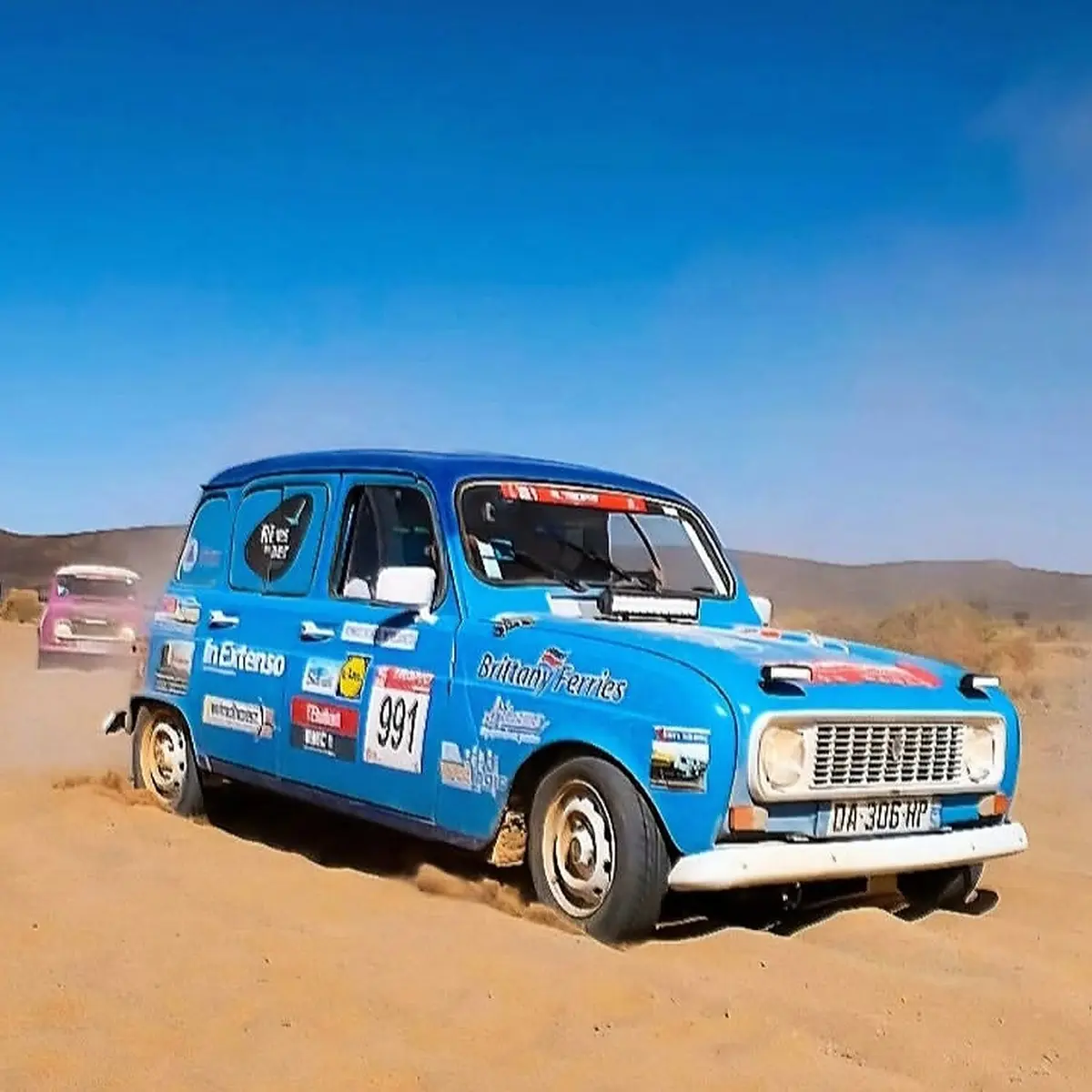 Renault 4 bleue engagée sur une piste de raid